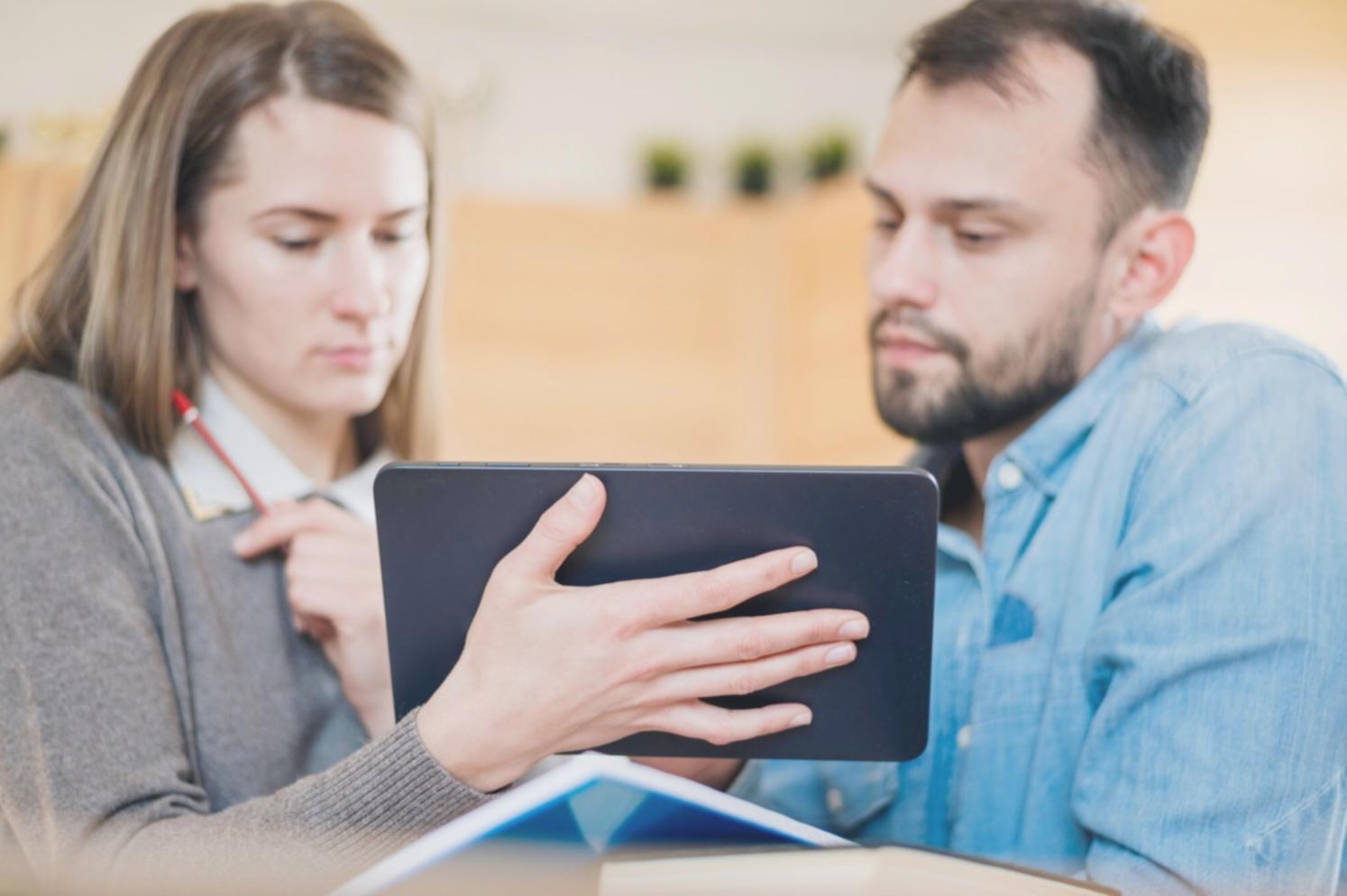 Espace de travail organisé pour l'apprentissage financier à distance